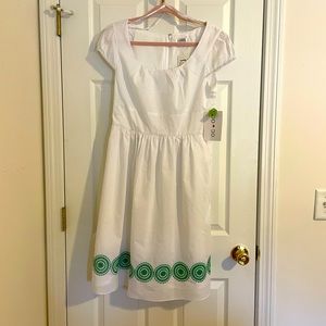 Lovely new Oleg Cassini/OC OC white cotton dress! Sweetly embroidered hem. Sz 8.